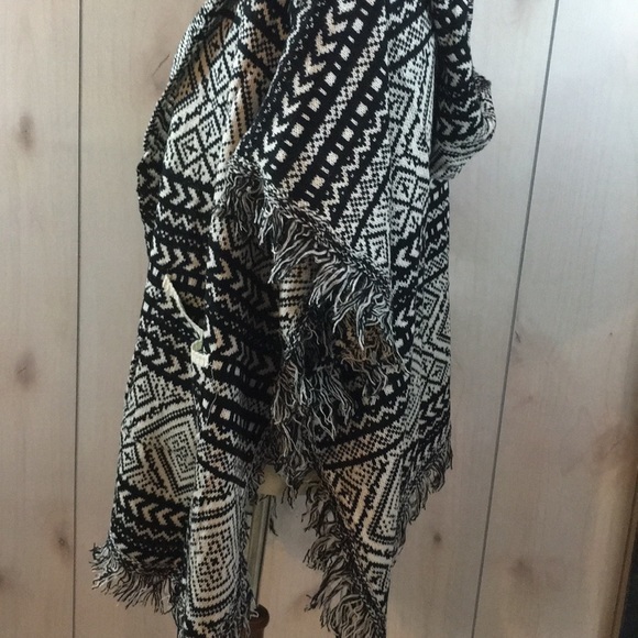 Aztec Print Sweater Cardigan/poncho - Picture 7 of 7